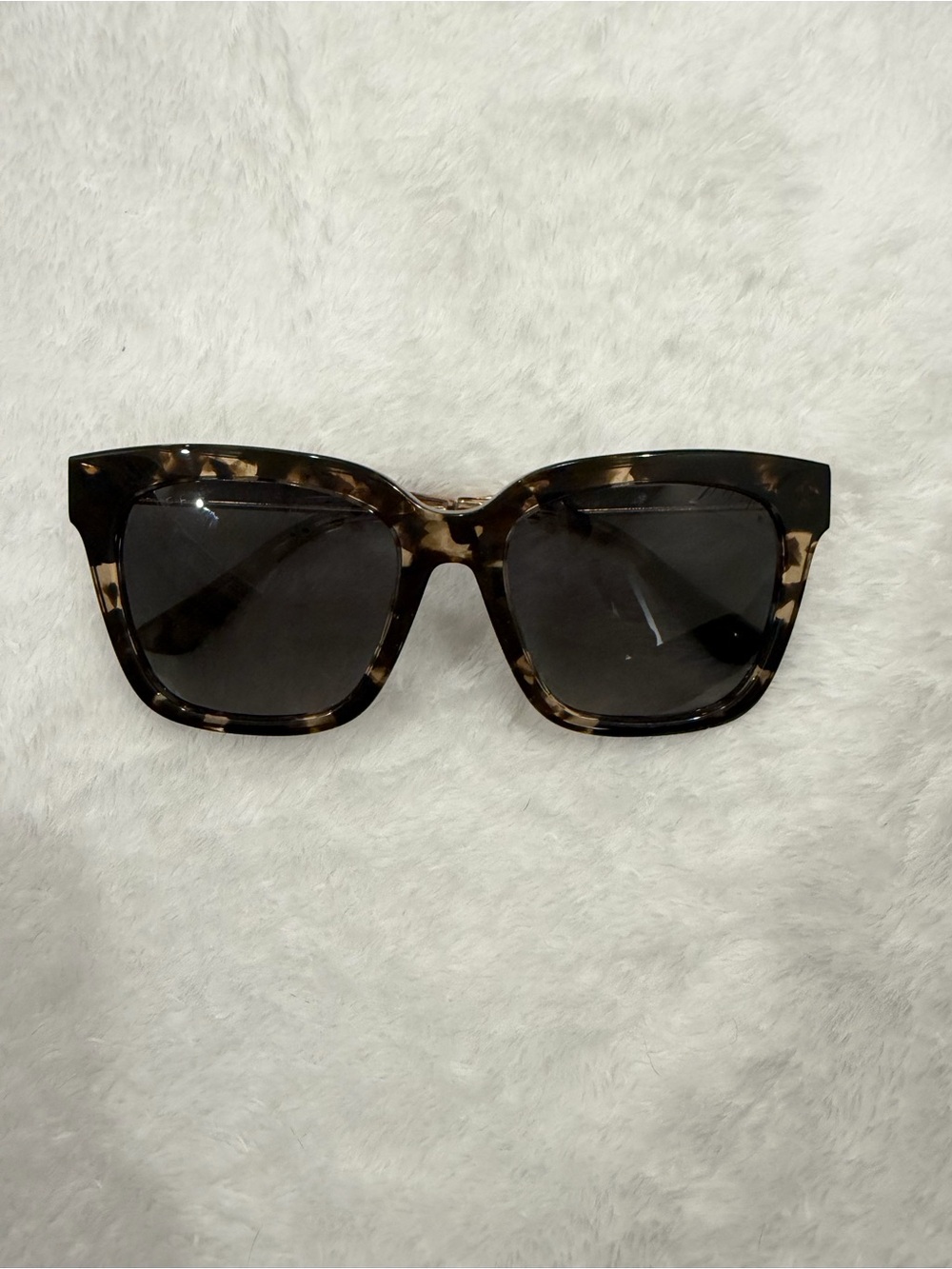 Diff Eyewear Tortoiseshell Square Sunglasses with Dark Lenses